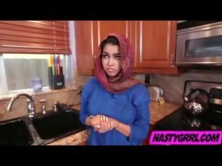 Hijabi gadis ada mempunyai kepada menghisap zakar/batang dan obey