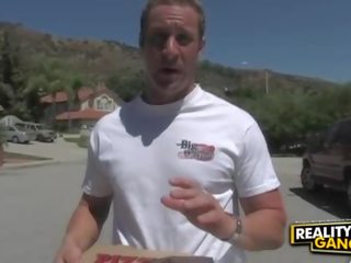 Seksikäs kyllästynyt blondi tekee suihinotto varten pizzaa kaveri ja on pillua nuolaisi