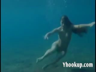 Julia je plavanje pod vodo goli i