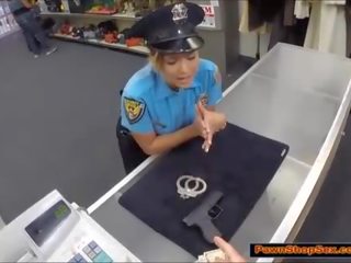 Polic oficer pawns të saj pistoletë & është fucked